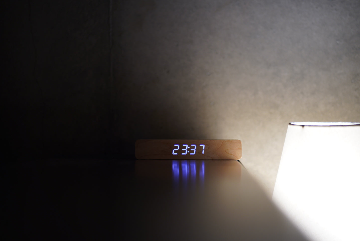 ミニマリスト・スマホ充電時計|置くだけで充電 木目調 LED表示