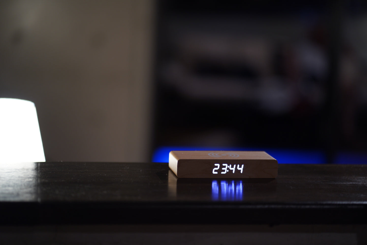ミニマリスト・スマホ充電時計|置くだけで充電 木目調 LED表示