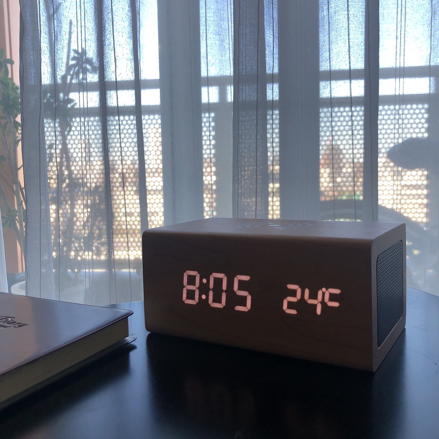 多機能スピーカー時計|bluetoothスピーカー ワイヤレス充電 温度計機能 木目調