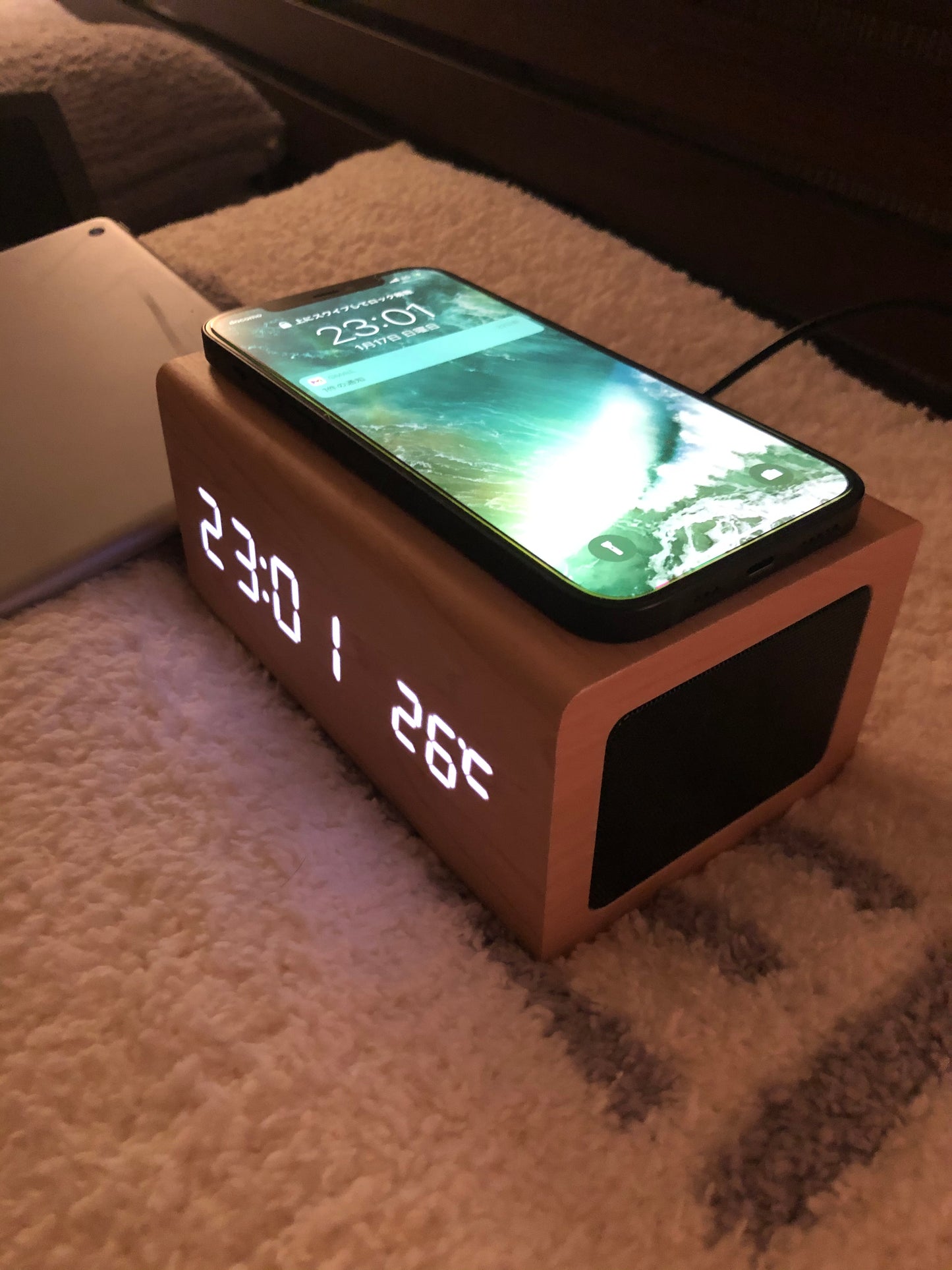 多機能スピーカー時計|bluetoothスピーカー ワイヤレス充電 温度計機能 木目調