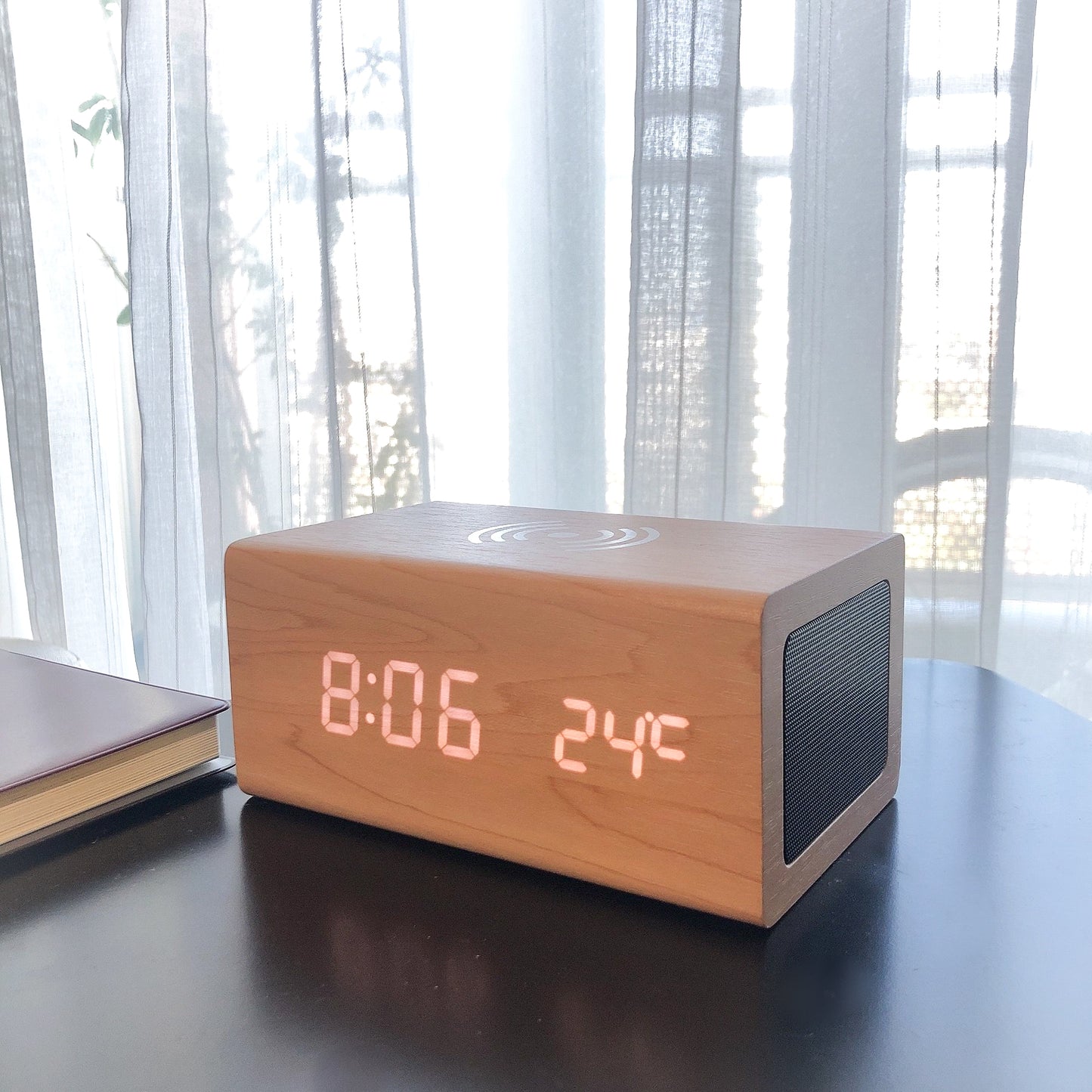 多機能デジタル時計。窓際での使用例。