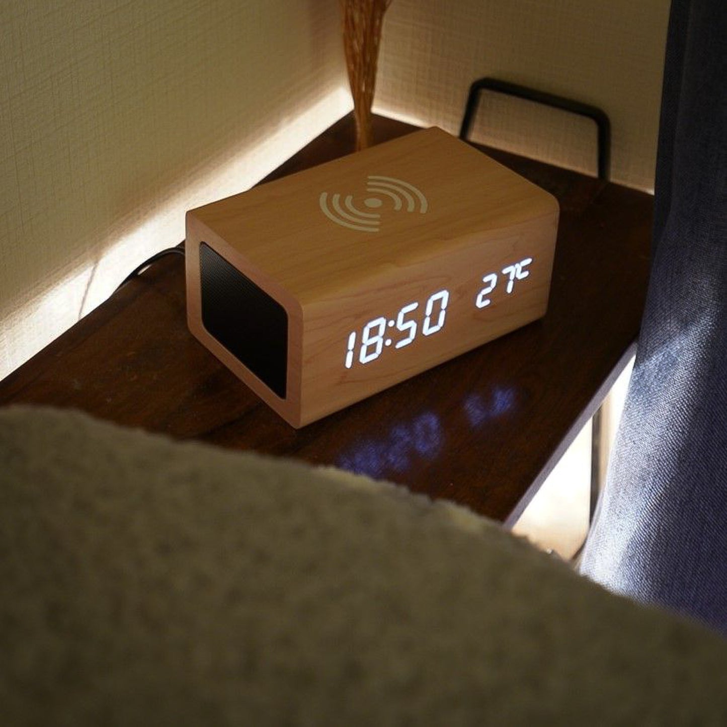 多機能デジタル時計。暗い部屋での使用例。