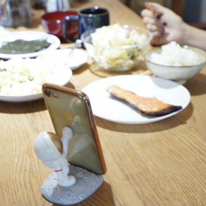 宇宙飛行士のスマホスタンド(キック)
