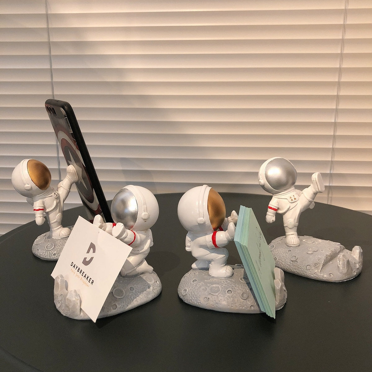 宇宙飛行士のスマホスタンド(キック)
