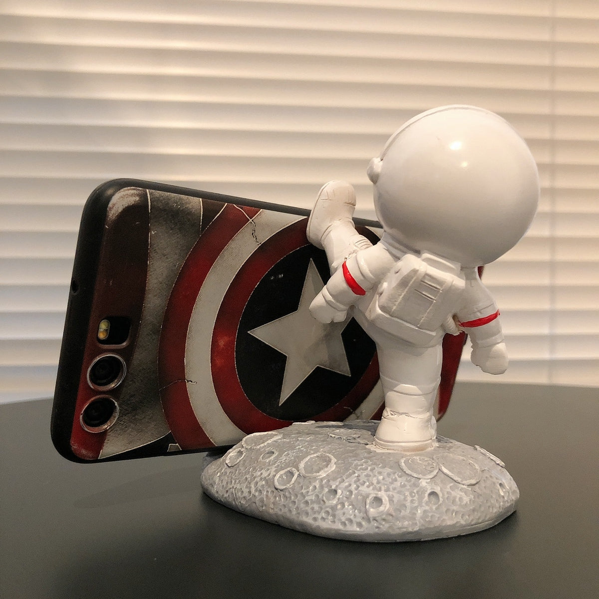 宇宙飛行士のスマホスタンド(キック)