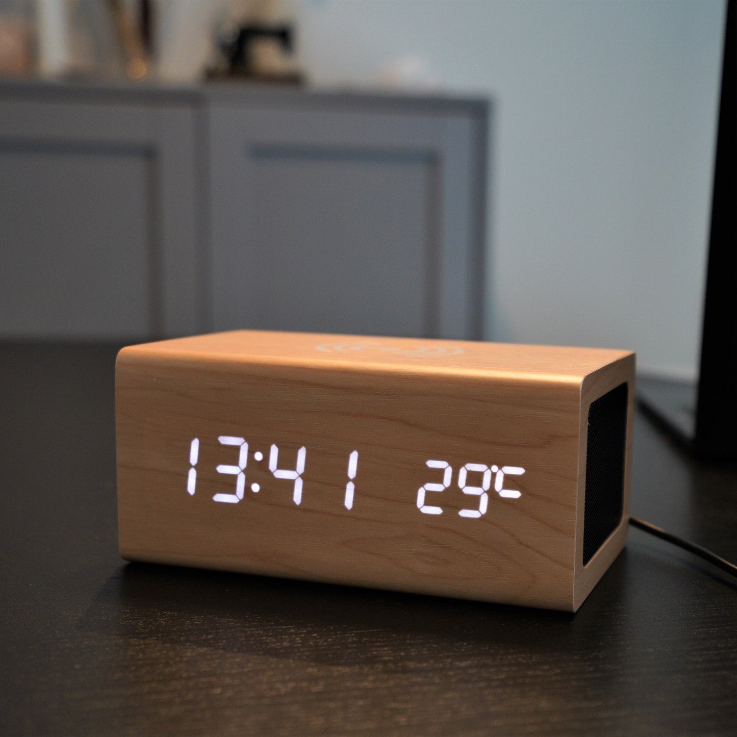 多機能スピーカー時計｜bluetoothスピーカー ワイヤレス充電 温度計機能  木目調