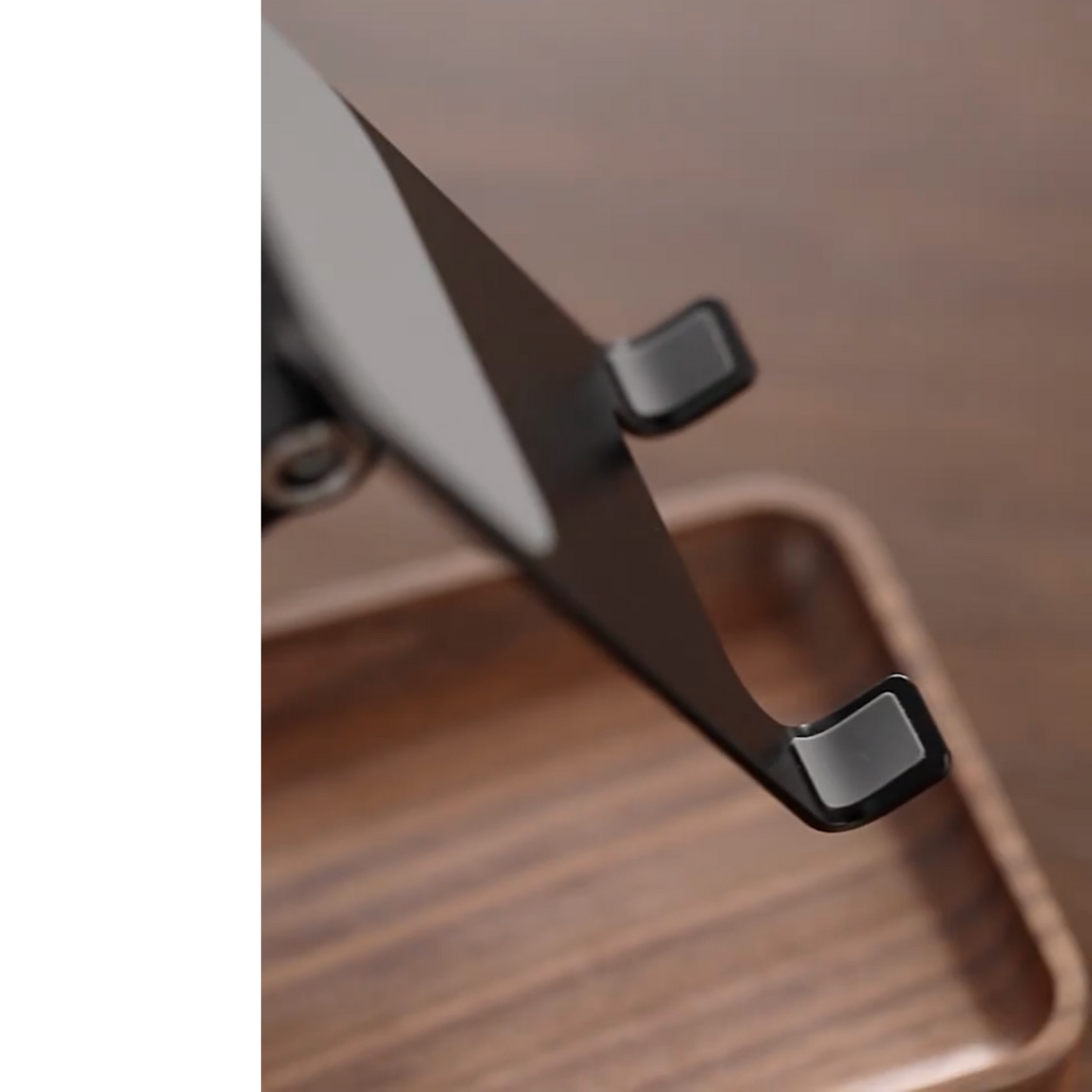 小物入れにもなるスマホスタンド