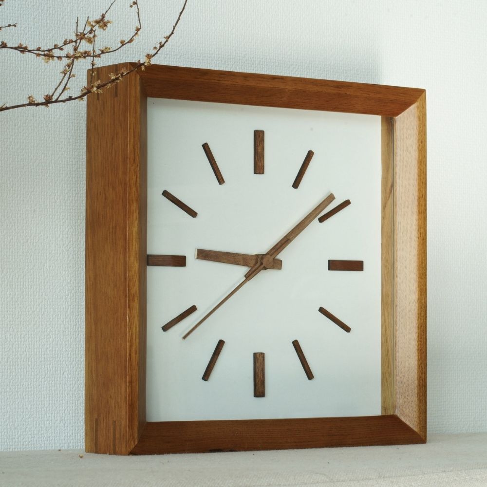 掛け時計・置き時計兼用 –正方形 静かなクオーツ連続秒針と洗練されたデザイン 桜木細工 モダン