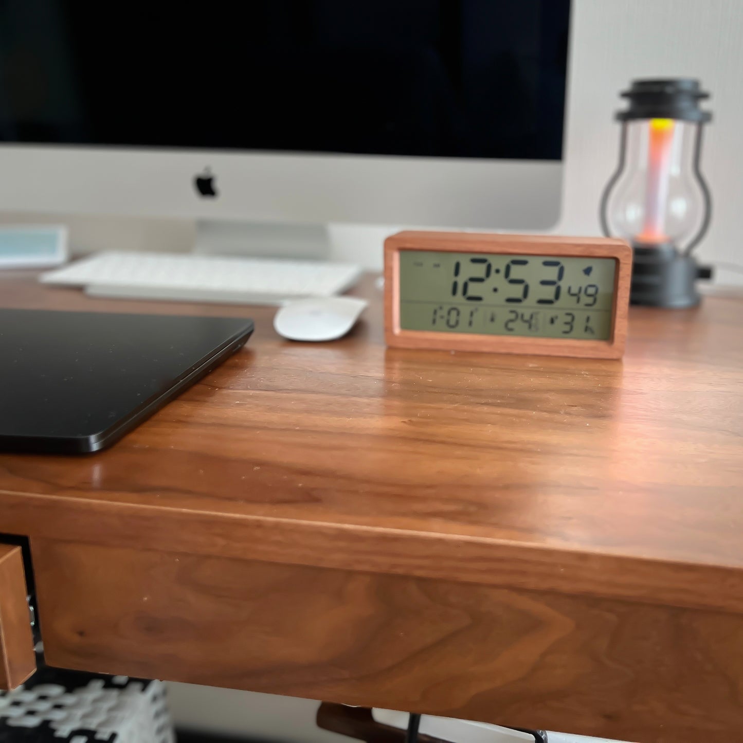 天然木材デジタル時計のワーキングデスクでの使用例