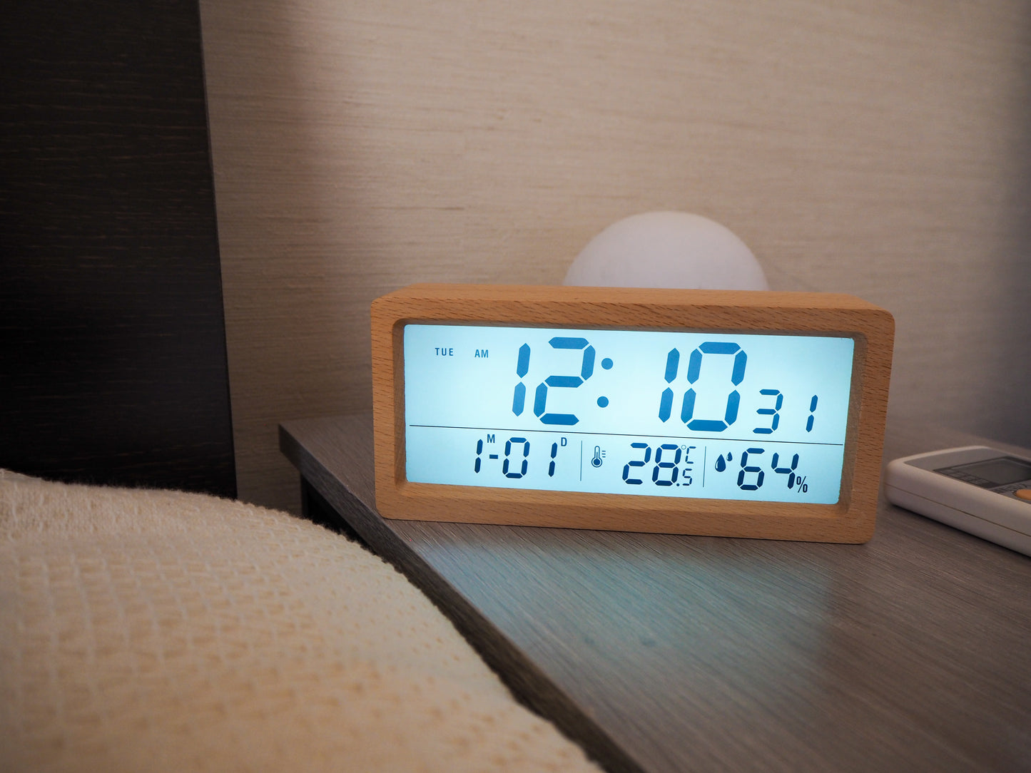 ベッド脇にある天然木材デジタル時計